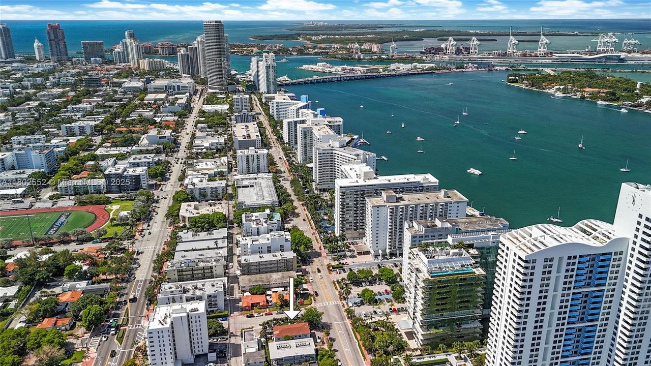 Vendido Recientemente: $1,950,000 (6,825 sqft)