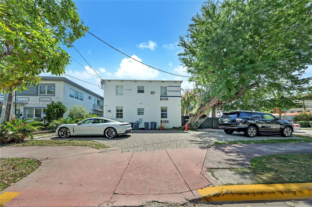 Vendido Recientemente: $1,950,000 (6,825 sqft)