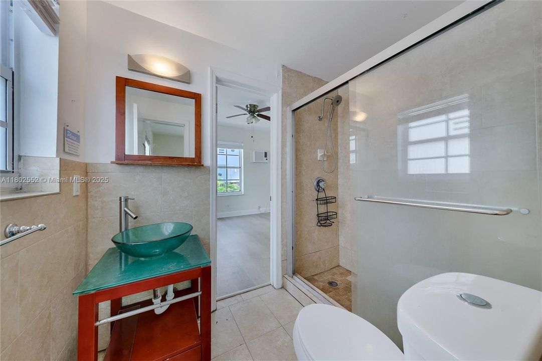 Vendido Recientemente: $1,950,000 (6,825 sqft)