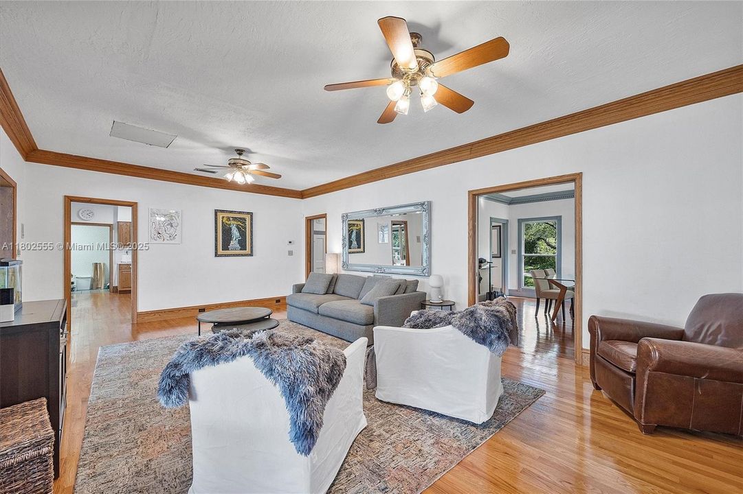 Недавно продано: $2,950,000 (5 спален, 3 ванн, 3607 Квадратных фут)