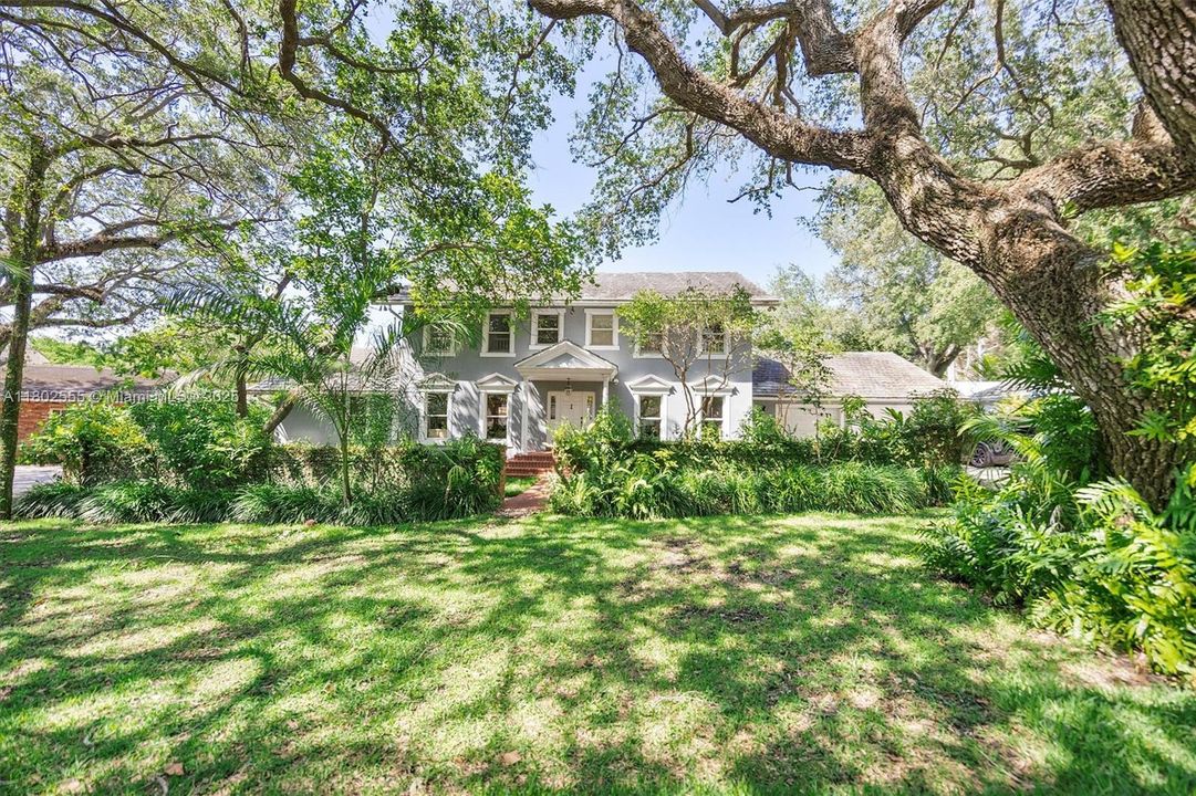 Недавно продано: $2,950,000 (5 спален, 3 ванн, 3607 Квадратных фут)