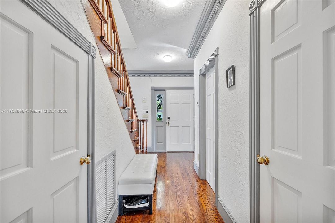 Недавно продано: $2,950,000 (5 спален, 3 ванн, 3607 Квадратных фут)