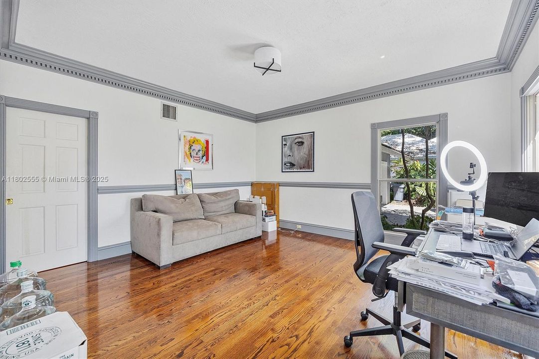 Недавно продано: $2,950,000 (5 спален, 3 ванн, 3607 Квадратных фут)