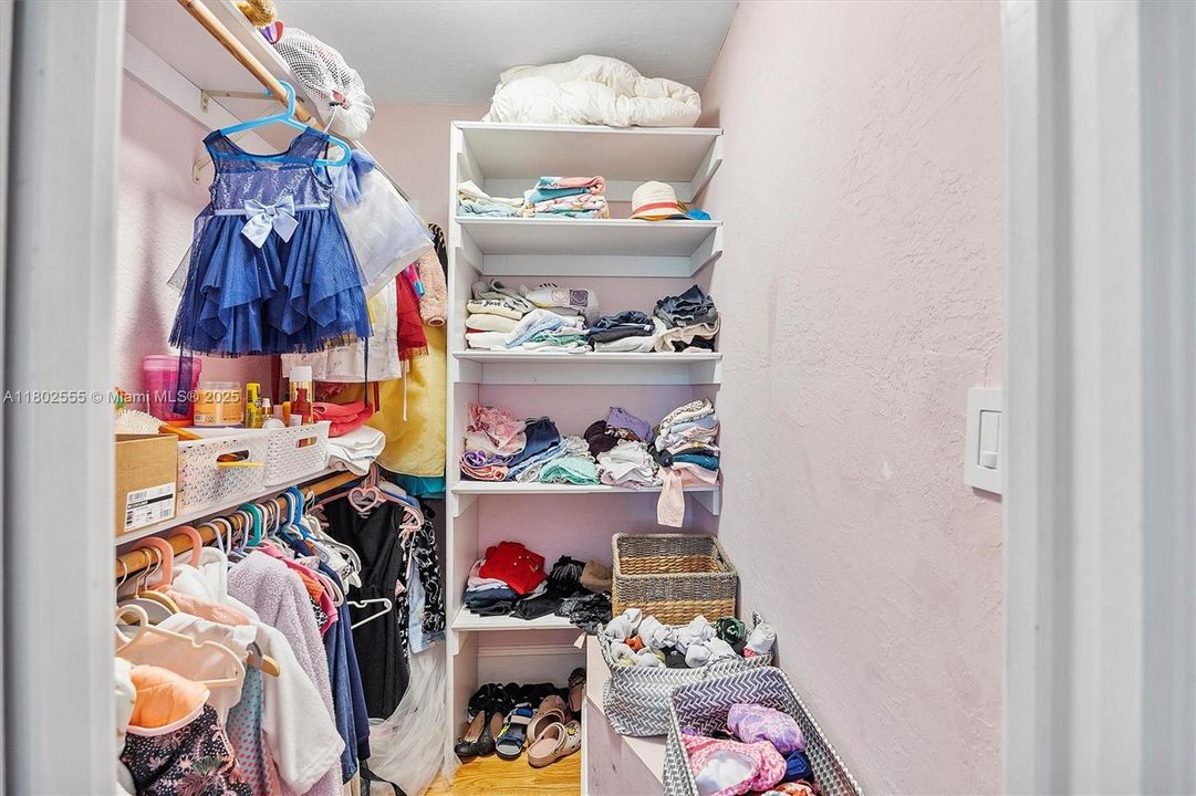 Недавно продано: $2,950,000 (5 спален, 3 ванн, 3607 Квадратных фут)