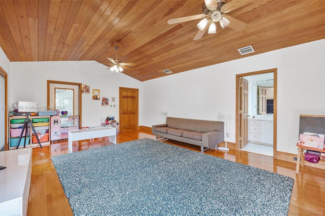 Недавно продано: $2,950,000 (5 спален, 3 ванн, 3607 Квадратных фут)