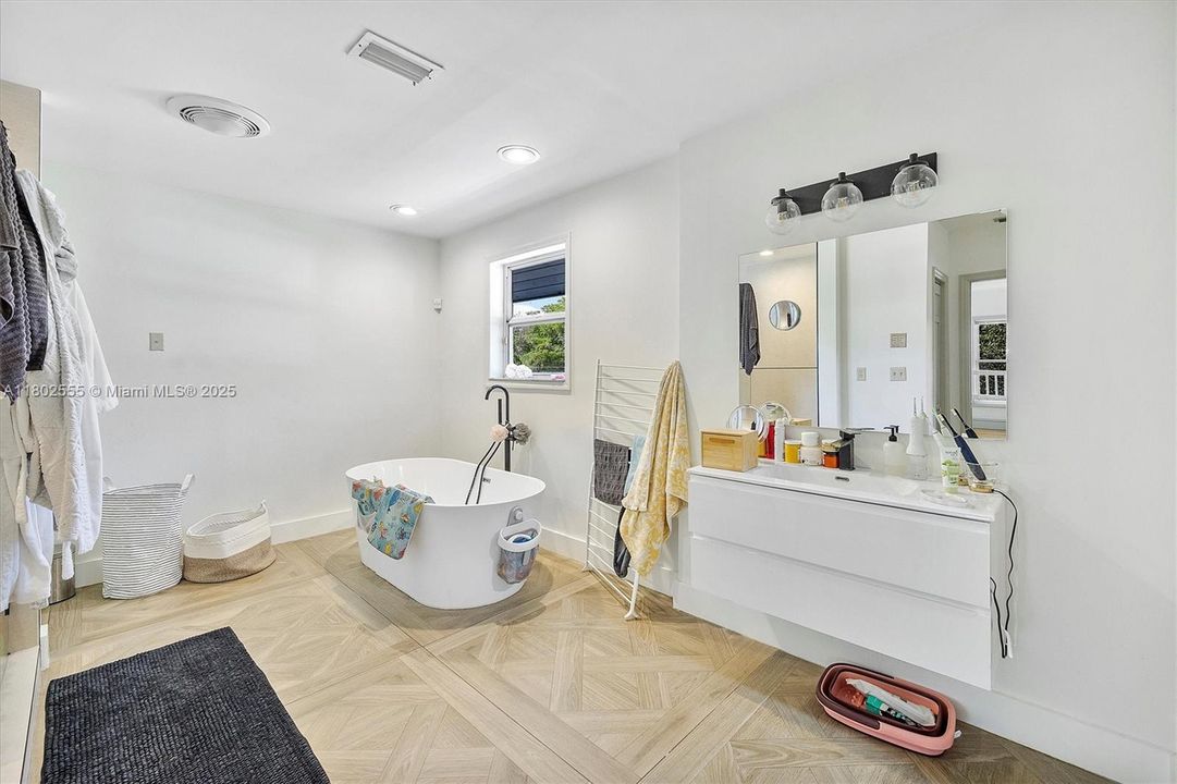 Недавно продано: $2,950,000 (5 спален, 3 ванн, 3607 Квадратных фут)