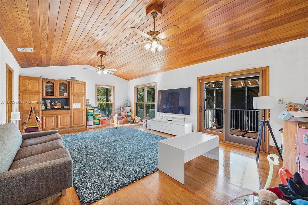 Недавно продано: $2,950,000 (5 спален, 3 ванн, 3607 Квадратных фут)