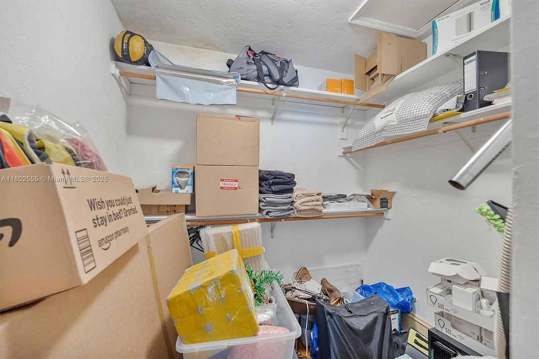 Недавно продано: $2,950,000 (5 спален, 3 ванн, 3607 Квадратных фут)