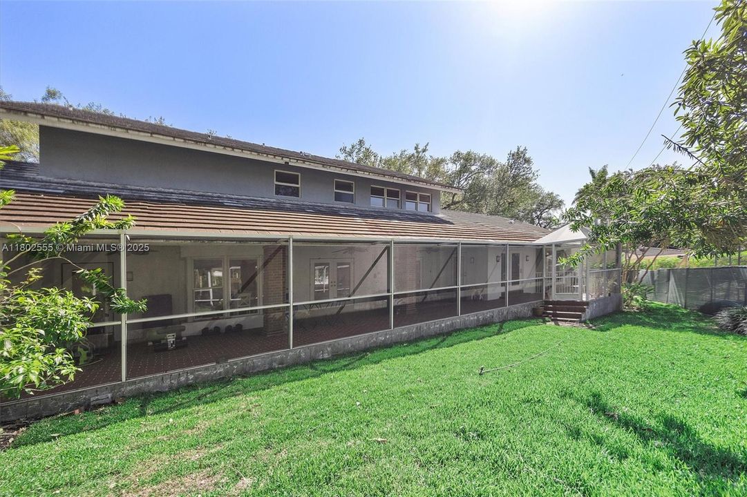 Недавно продано: $2,950,000 (5 спален, 3 ванн, 3607 Квадратных фут)