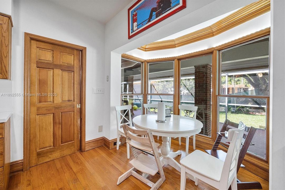 Недавно продано: $2,950,000 (5 спален, 3 ванн, 3607 Квадратных фут)