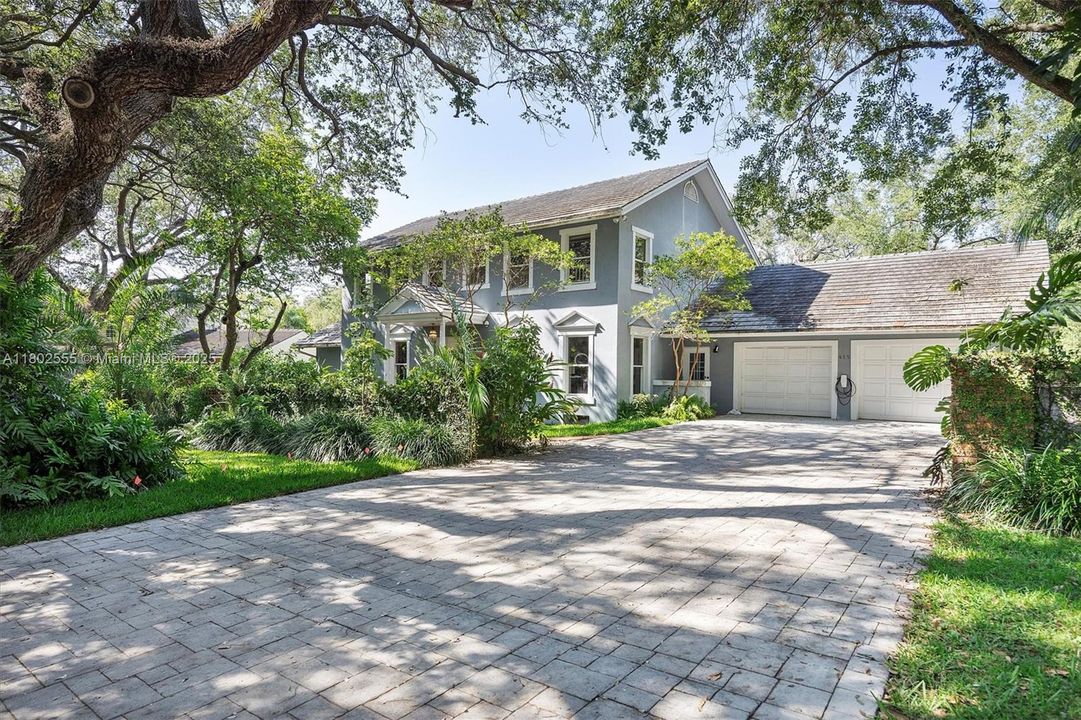 Недавно продано: $2,950,000 (5 спален, 3 ванн, 3607 Квадратных фут)