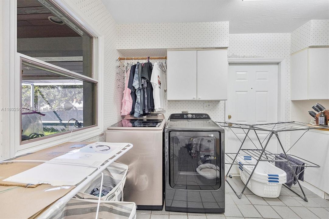 Недавно продано: $2,950,000 (5 спален, 3 ванн, 3607 Квадратных фут)