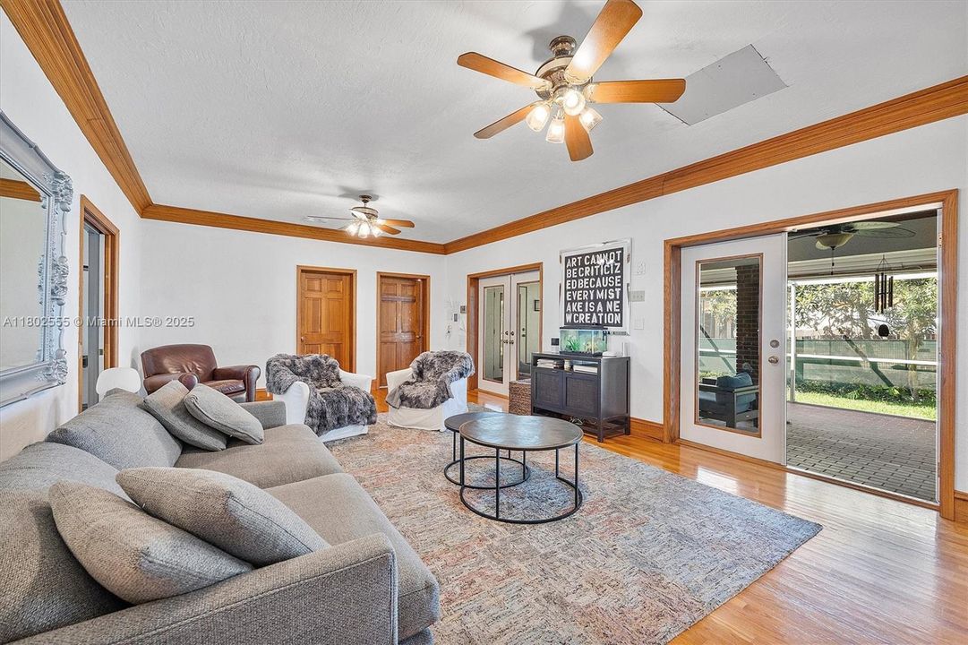 Недавно продано: $2,950,000 (5 спален, 3 ванн, 3607 Квадратных фут)