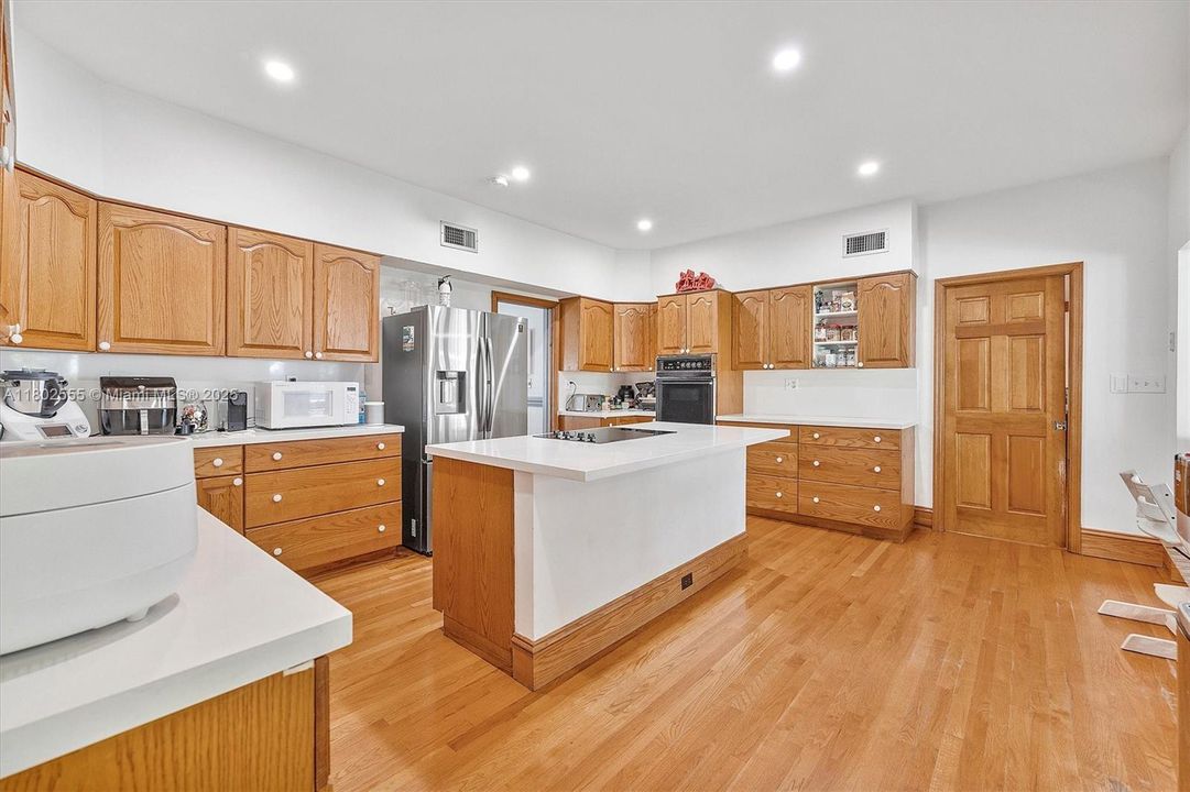 Недавно продано: $2,950,000 (5 спален, 3 ванн, 3607 Квадратных фут)