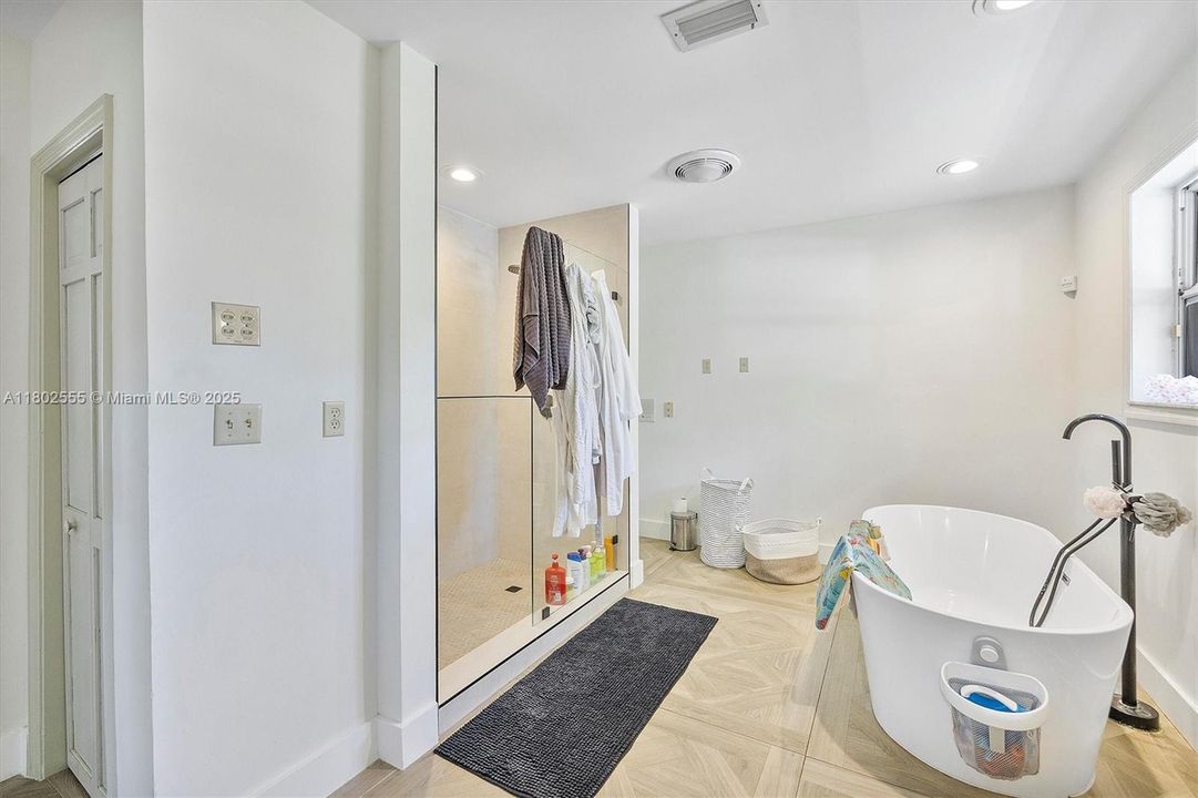 Недавно продано: $2,950,000 (5 спален, 3 ванн, 3607 Квадратных фут)