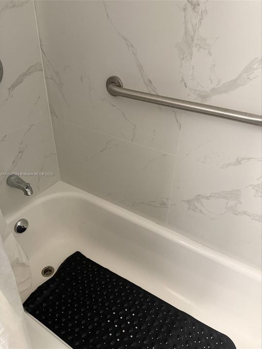 Recently Sold: $220,000 (1 beds, 1 baths, 634 Square Feet)