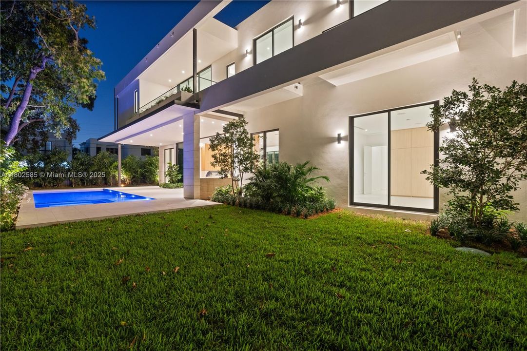 最近售出: $7,250,000 (6 贝兹, 6 浴室, 5775 平方英尺)