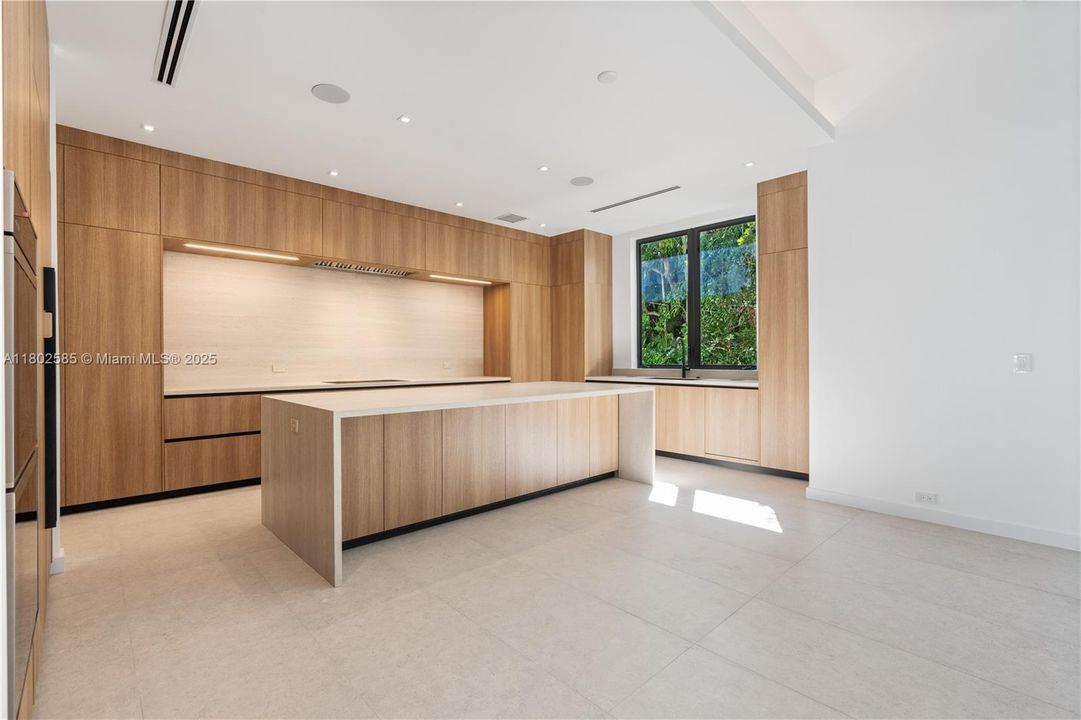 最近售出: $7,250,000 (6 贝兹, 6 浴室, 5775 平方英尺)