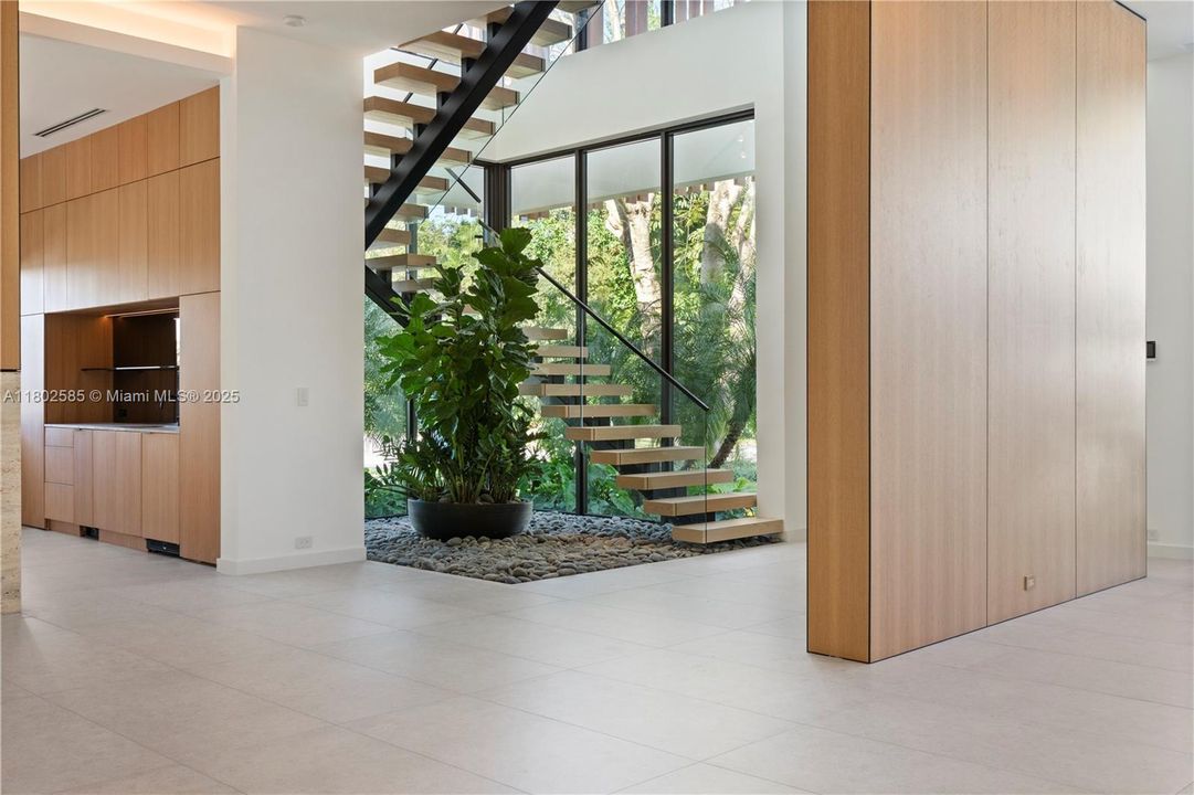 最近售出: $7,250,000 (6 贝兹, 6 浴室, 5775 平方英尺)