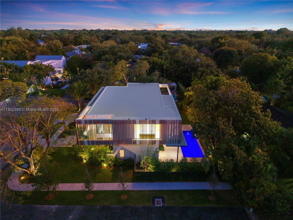 最近售出: $7,250,000 (6 贝兹, 6 浴室, 5775 平方英尺)