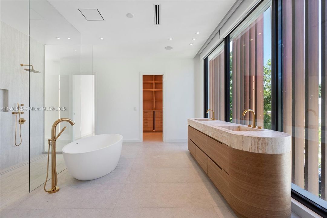 最近售出: $7,250,000 (6 贝兹, 6 浴室, 5775 平方英尺)