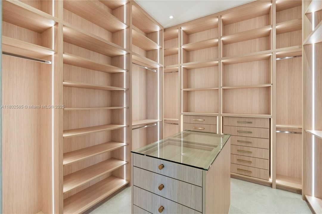 最近售出: $7,250,000 (6 贝兹, 6 浴室, 5775 平方英尺)