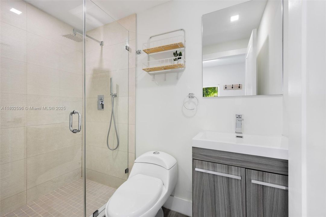 Vendido Recientemente: $2,650,000 (4 camas, 3 baños, 2072 Pies cuadrados)