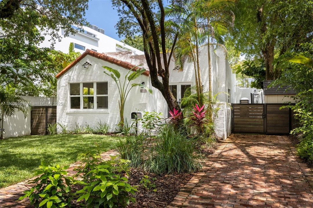 Vendido Recientemente: $2,650,000 (4 camas, 3 baños, 2072 Pies cuadrados)