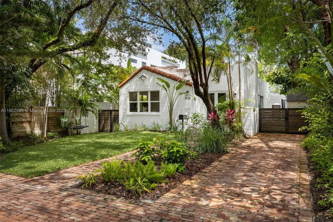 Vendido Recientemente: $2,650,000 (4 camas, 3 baños, 2072 Pies cuadrados)