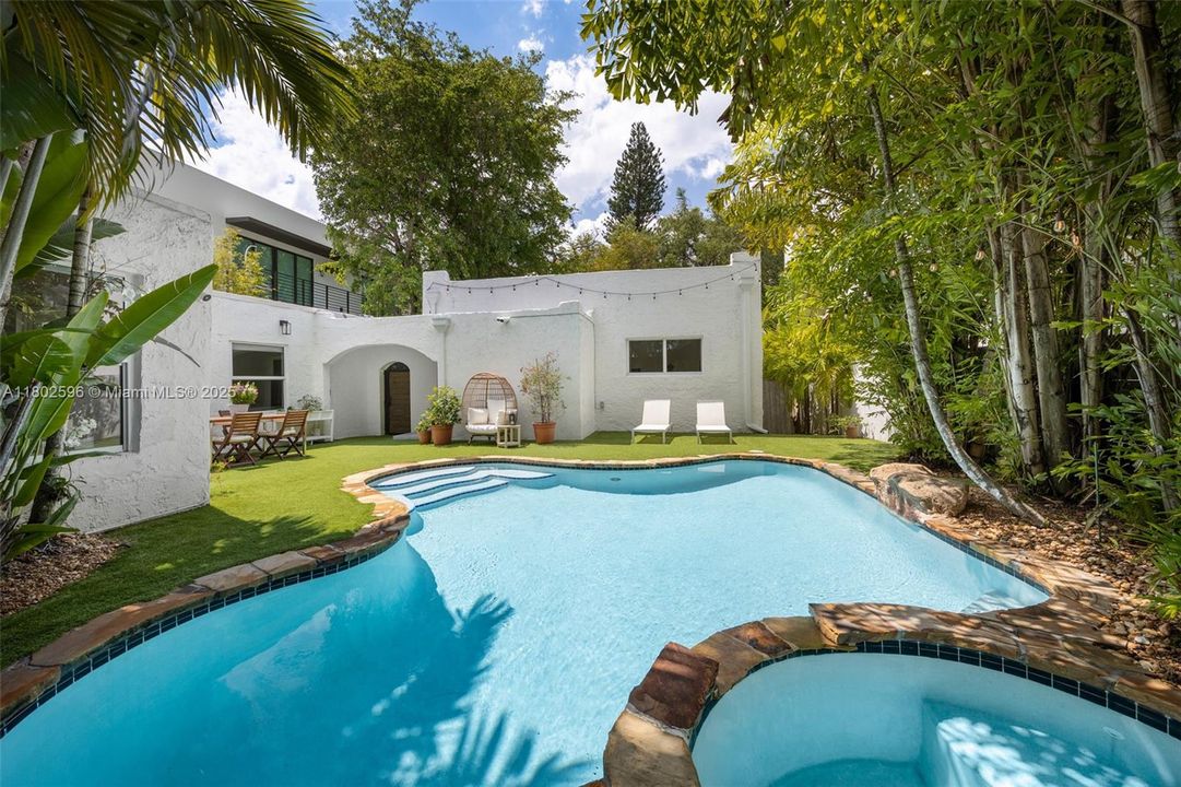 Vendido Recientemente: $2,650,000 (4 camas, 3 baños, 2072 Pies cuadrados)