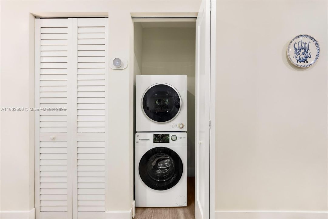 Vendido Recientemente: $2,650,000 (4 camas, 3 baños, 2072 Pies cuadrados)