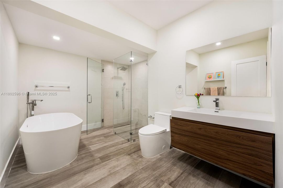 Vendido Recientemente: $2,650,000 (4 camas, 3 baños, 2072 Pies cuadrados)