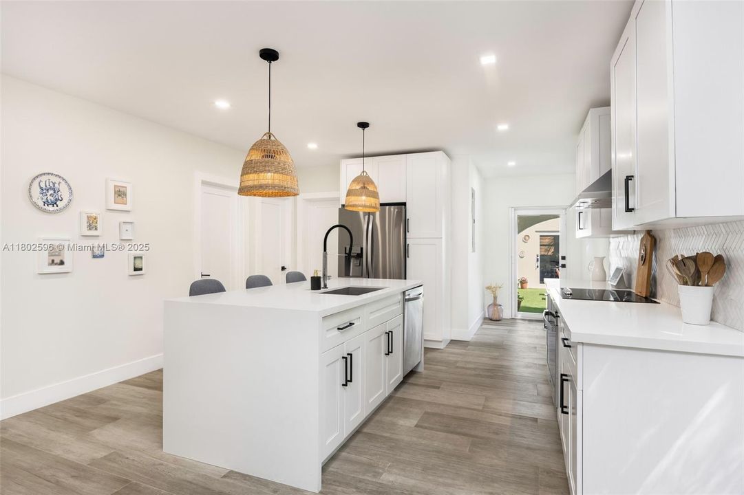 Vendido Recientemente: $2,650,000 (4 camas, 3 baños, 2072 Pies cuadrados)