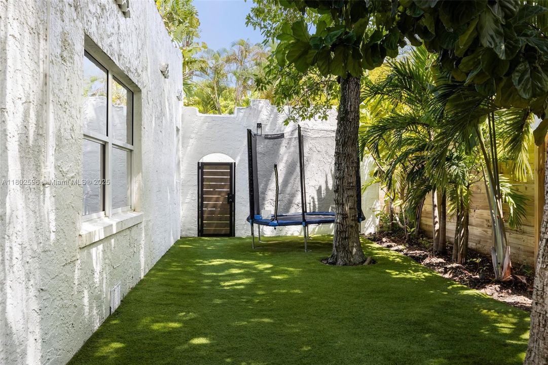 Vendido Recientemente: $2,650,000 (4 camas, 3 baños, 2072 Pies cuadrados)