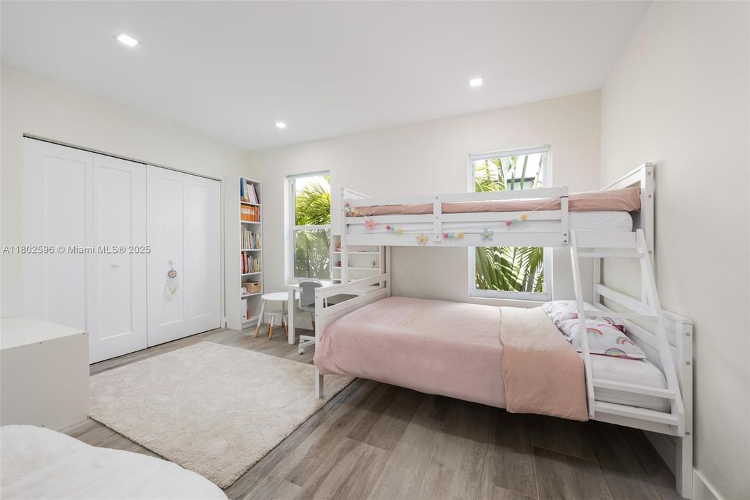 Vendido Recientemente: $2,650,000 (4 camas, 3 baños, 2072 Pies cuadrados)