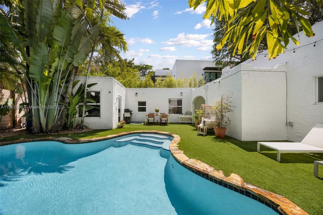 Vendido Recientemente: $2,650,000 (4 camas, 3 baños, 2072 Pies cuadrados)