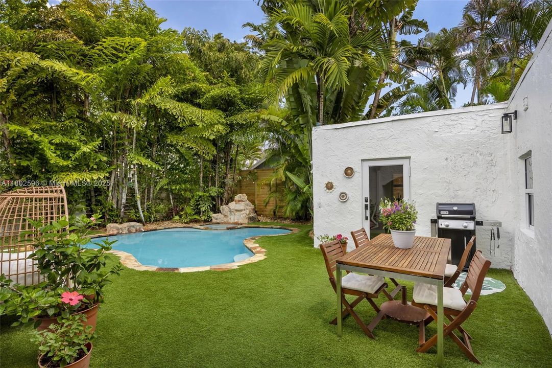 Vendido Recientemente: $2,650,000 (4 camas, 3 baños, 2072 Pies cuadrados)