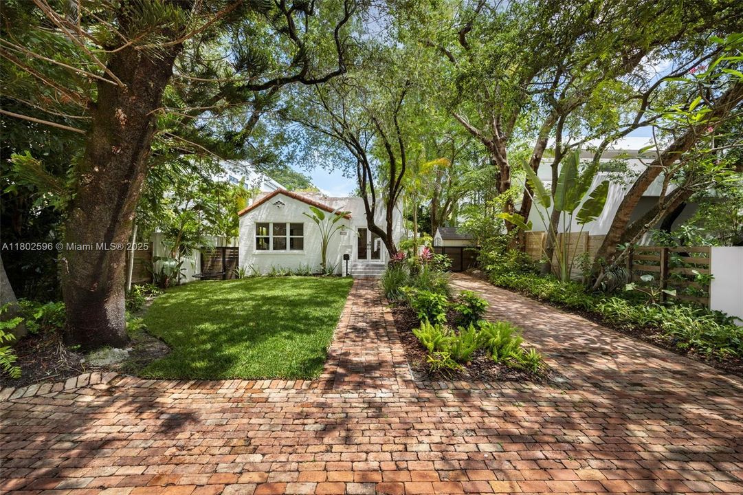 Vendido Recientemente: $2,650,000 (4 camas, 3 baños, 2072 Pies cuadrados)