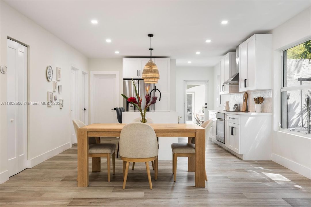 Vendido Recientemente: $2,650,000 (4 camas, 3 baños, 2072 Pies cuadrados)