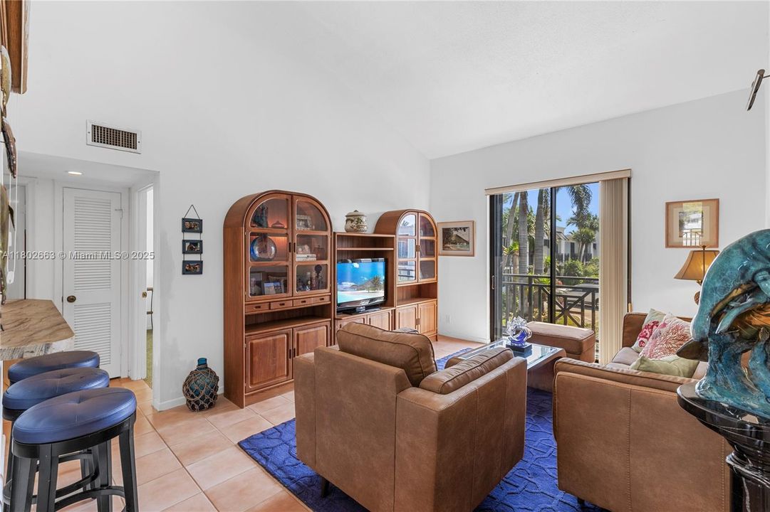Recently Sold: $1,020,000 (2 beds, 2 baths, 1273 Square Feet)