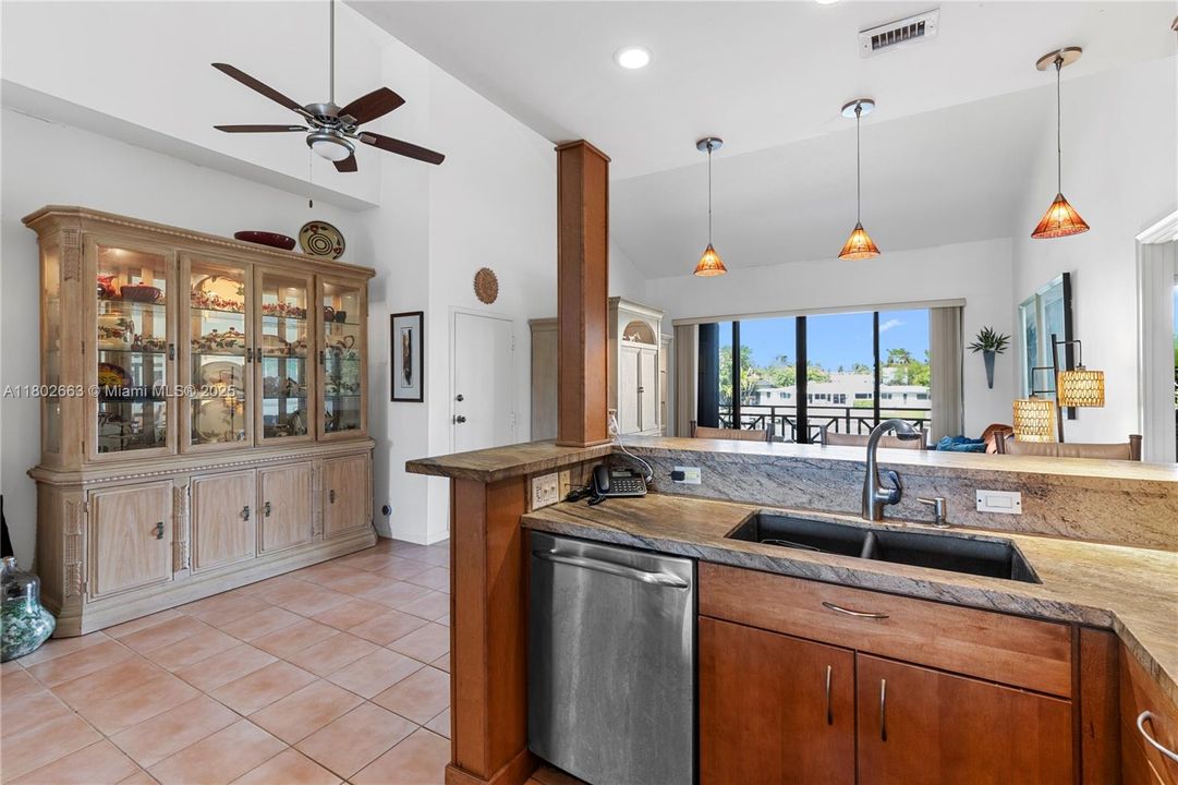 Recently Sold: $1,020,000 (2 beds, 2 baths, 1273 Square Feet)