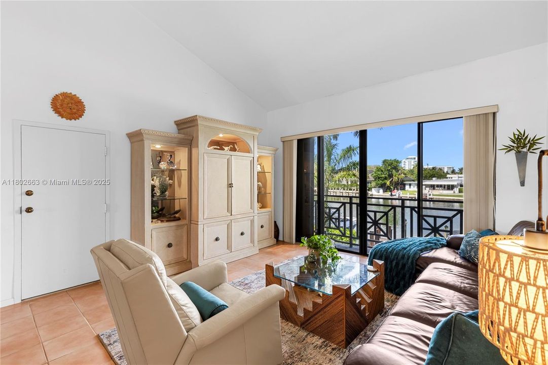 Recently Sold: $1,020,000 (2 beds, 2 baths, 1273 Square Feet)
