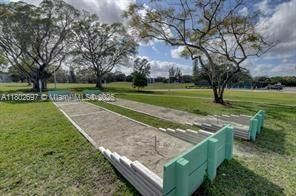 For Sale: $93,000 (1 beds, 1 baths, 585 Square Feet)