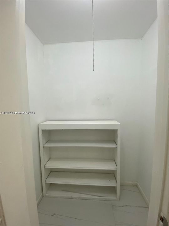 For Sale: $93,000 (1 beds, 1 baths, 585 Square Feet)