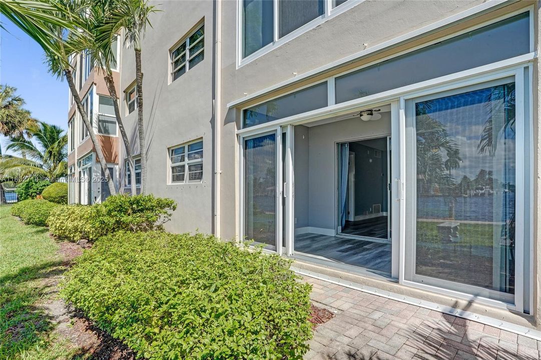 На продажу: $359,999 (2 спален, 2 ванн, 1200 Квадратных фут)