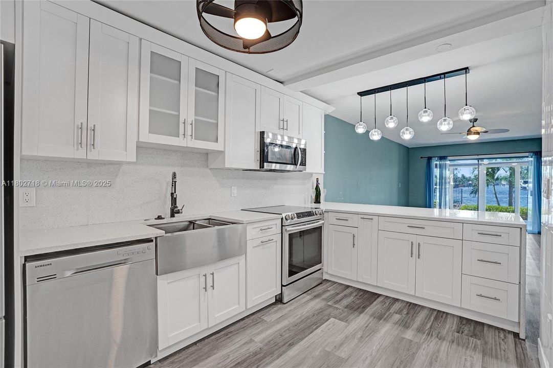 На продажу: $359,999 (2 спален, 2 ванн, 1200 Квадратных фут)