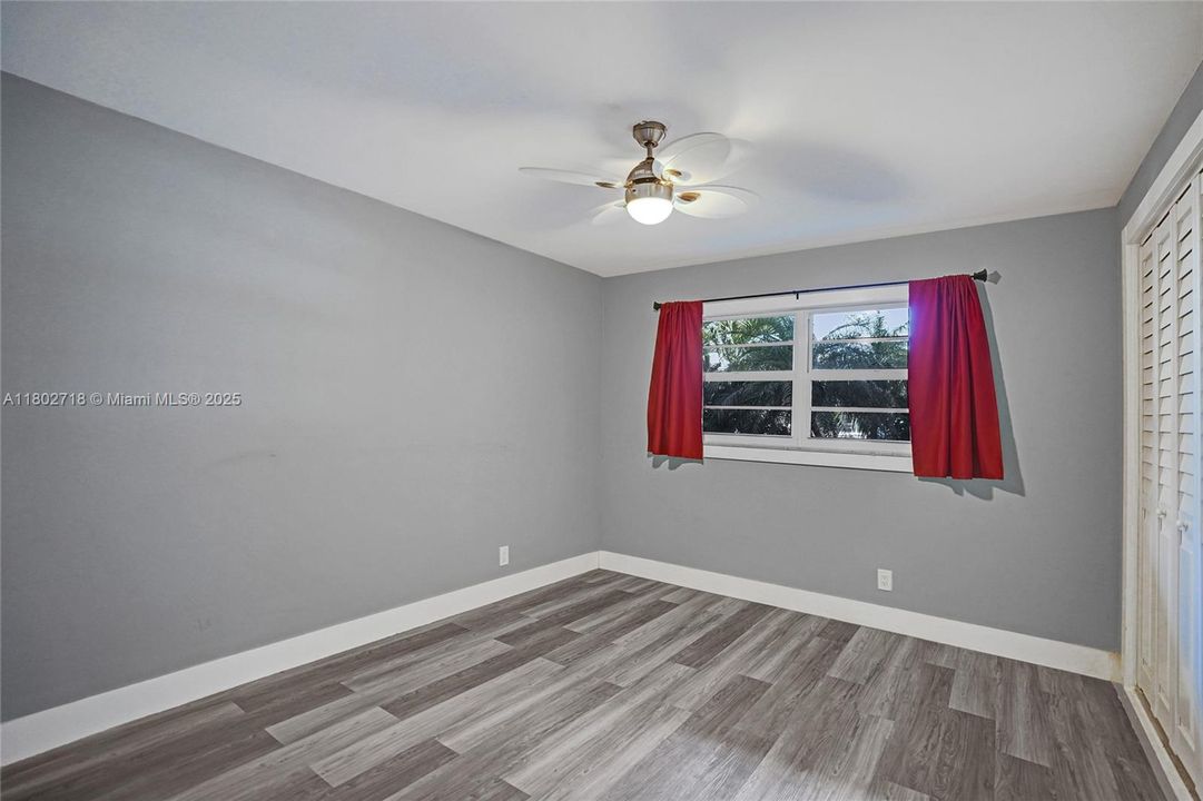 На продажу: $359,999 (2 спален, 2 ванн, 1200 Квадратных фут)