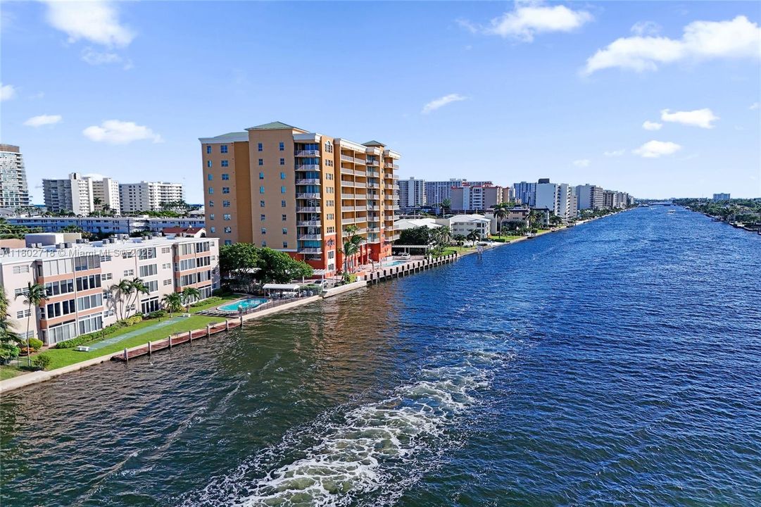 На продажу: $359,999 (2 спален, 2 ванн, 1200 Квадратных фут)