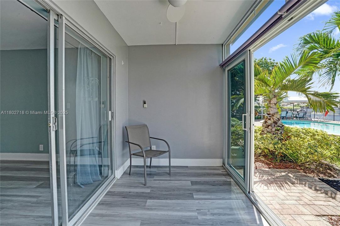 На продажу: $359,999 (2 спален, 2 ванн, 1200 Квадратных фут)