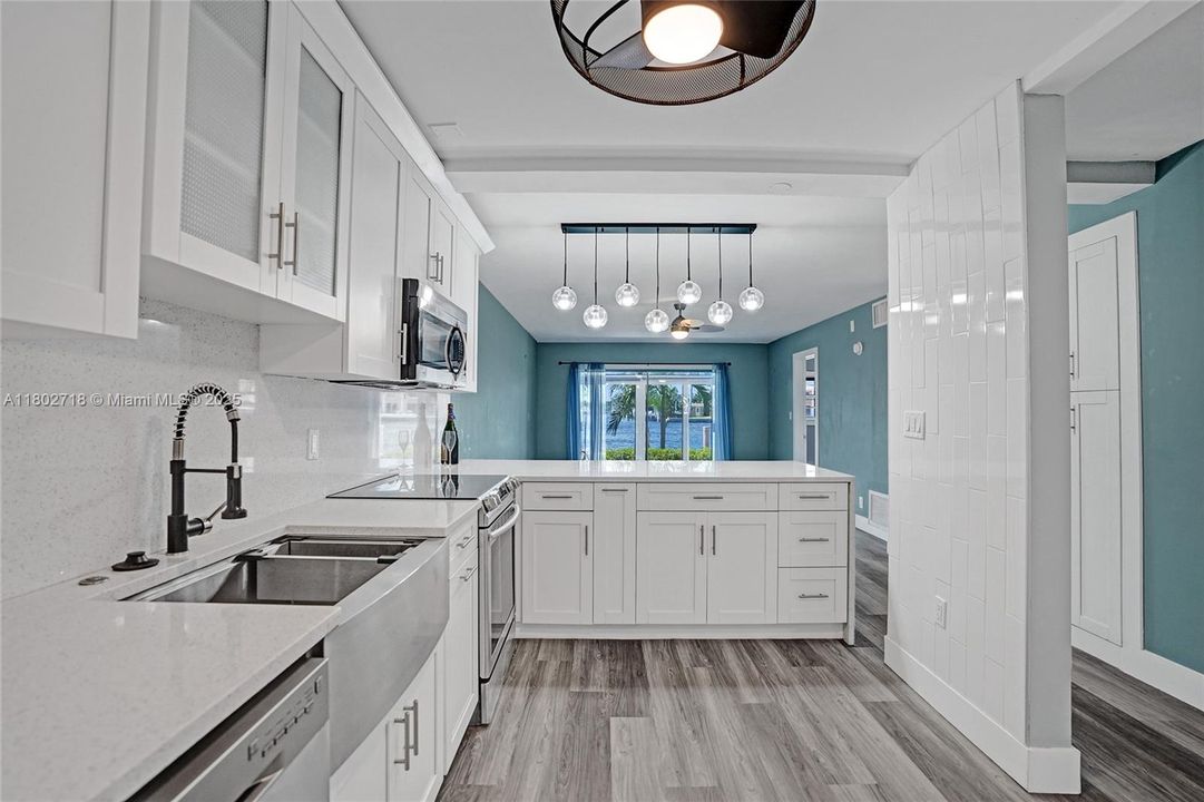 На продажу: $359,999 (2 спален, 2 ванн, 1200 Квадратных фут)